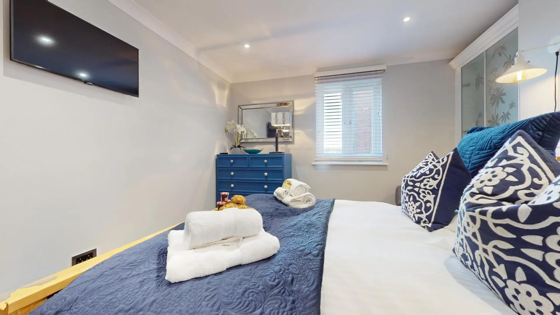 Swansea Marina Apartment - Water View - Sleeps 5