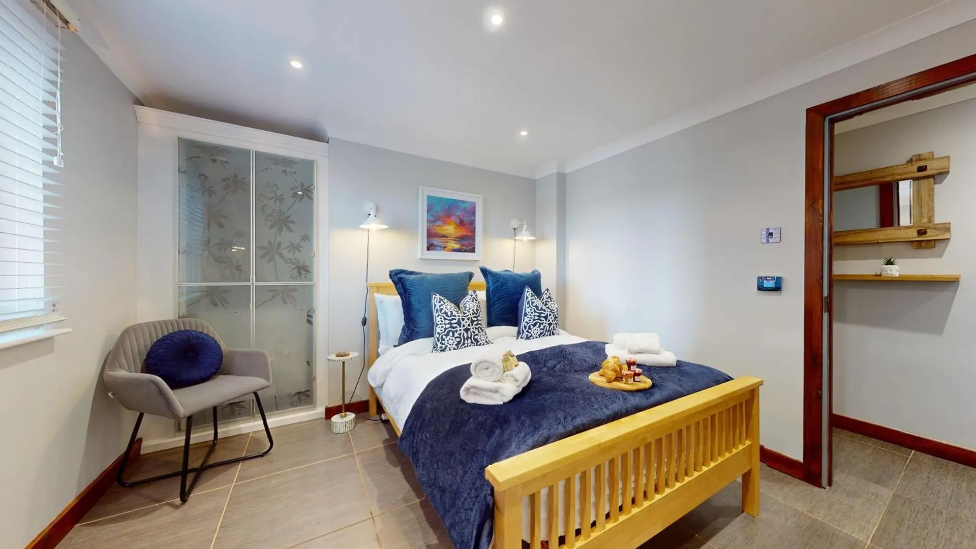 Swansea Marina Apartment - Water View - Sleeps 5