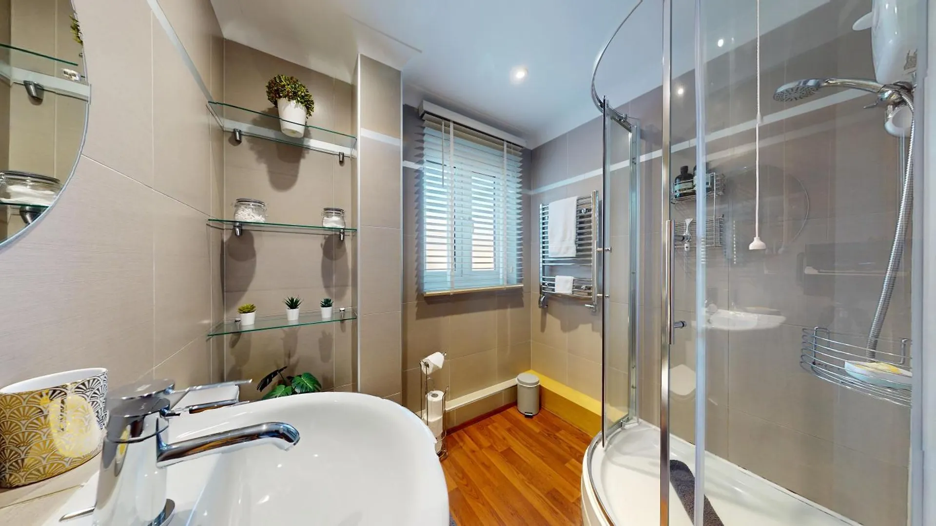 Swansea Marina Apartment - Water View - Sleeps 5