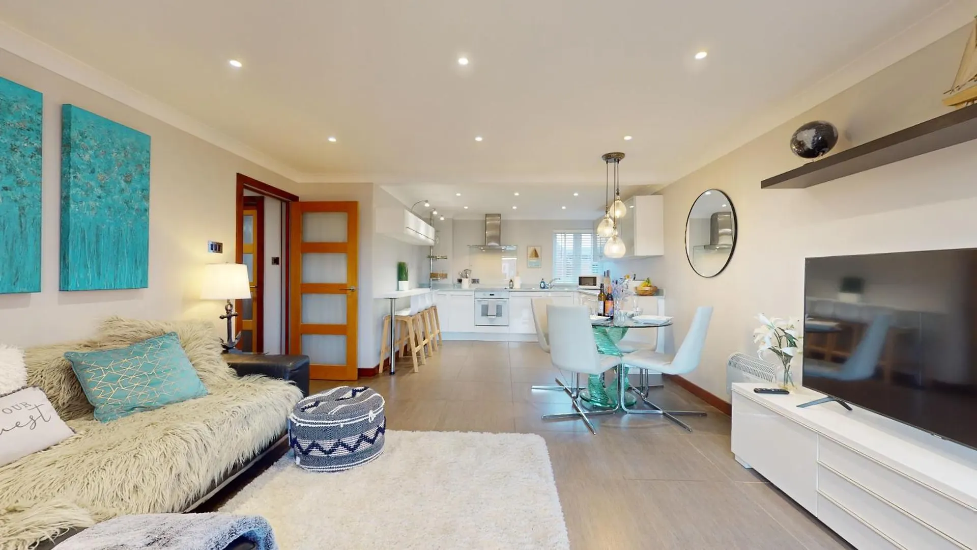 Swansea Marina Apartment - Water View - Sleeps 5 0*,
