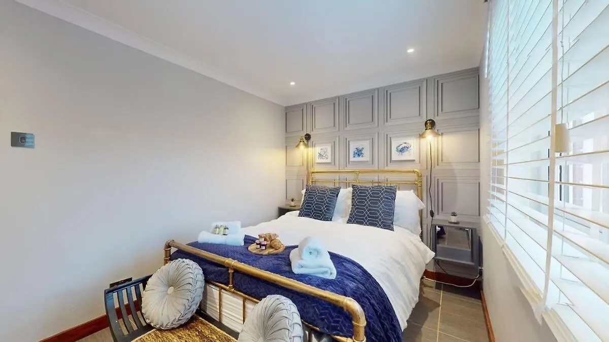 Swansea Marina Apartment - Water View - Sleeps 5