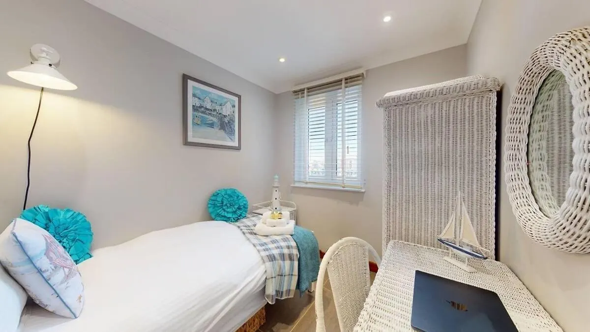 Swansea Marina Apartment - Water View - Sleeps 5
