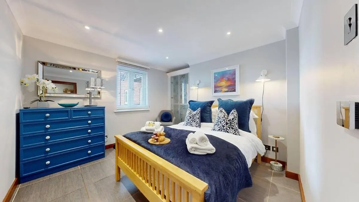 Swansea Marina Apartment - Water View - Sleeps 5