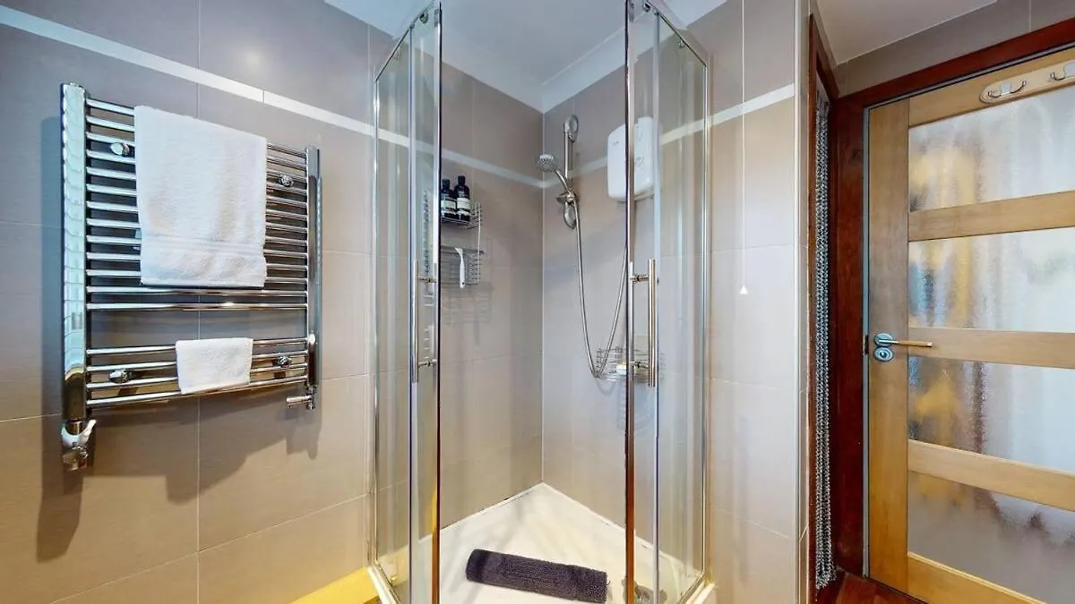 Swansea Marina Apartment - Water View - Sleeps 5 0*,  United Kingdom