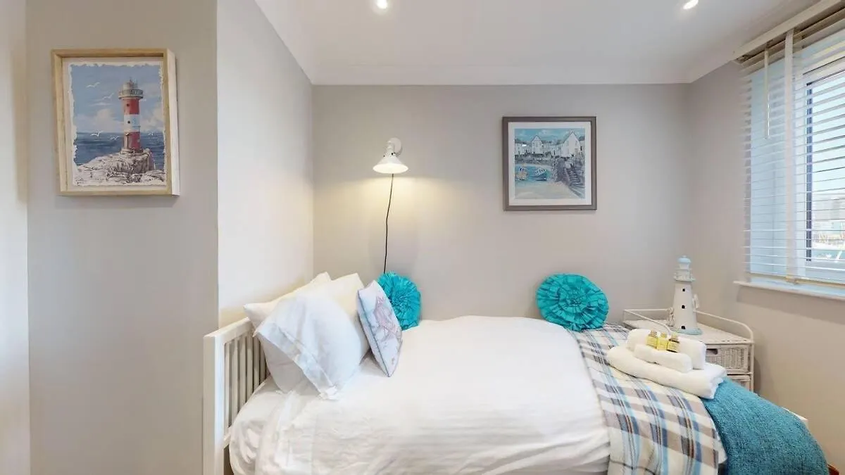 Swansea Marina Apartment - Water View - Sleeps 5 0*,