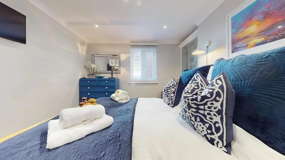Swansea Marina Apartment - Water View - Sleeps 5