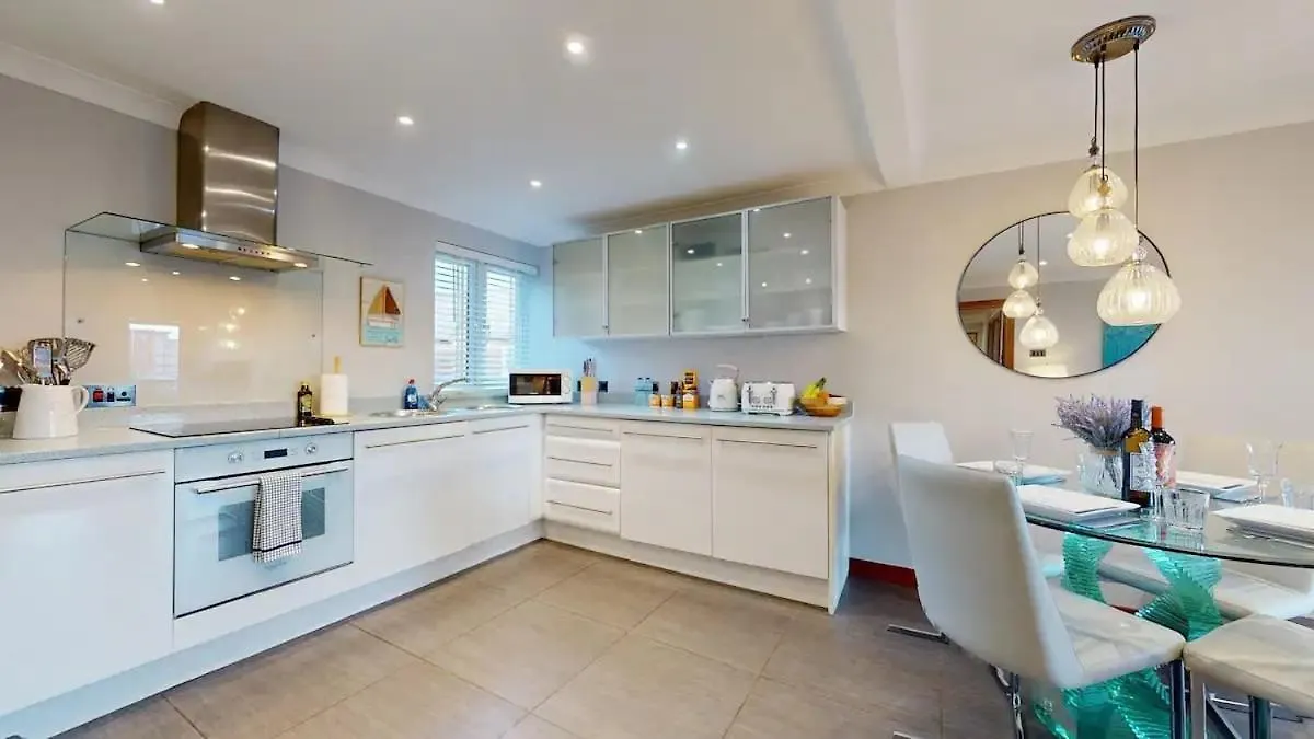 Swansea Marina Apartment - Water View - Sleeps 5